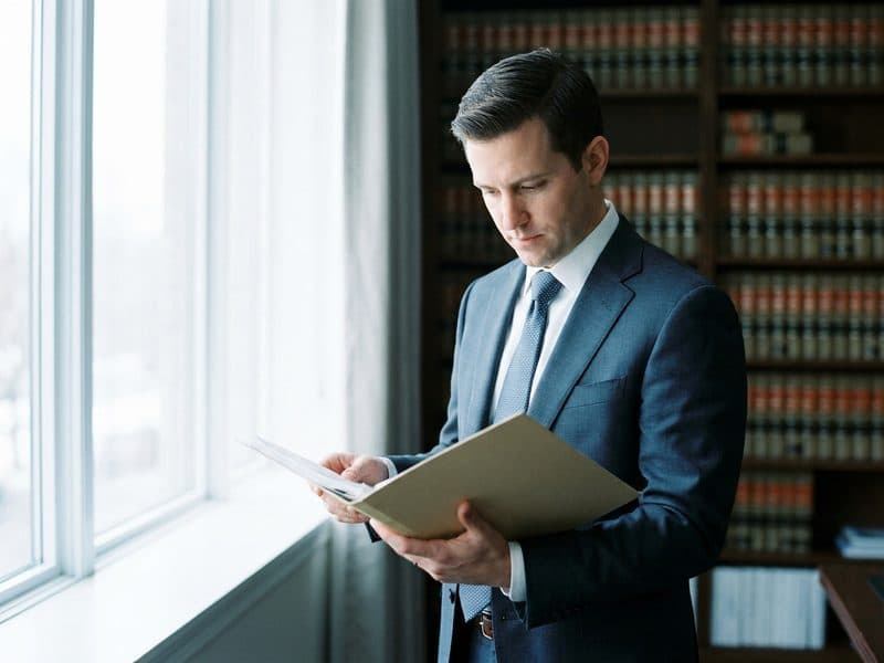 Avocat consultant un dossier dans son cabinet