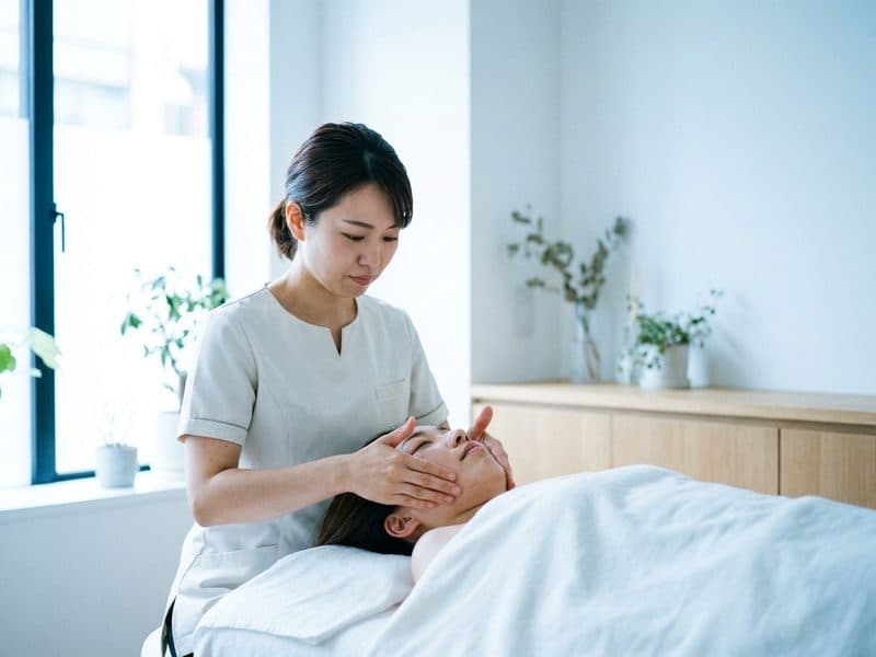 Esthéticienne effectuant un soin du visage